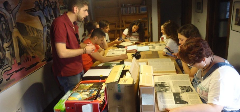 El profesor Fran Hidalgo, con los alumnos del taller de archivística.