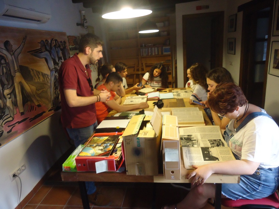 El profesor Fran Hidalgo, con los alumnos del taller de archivística.