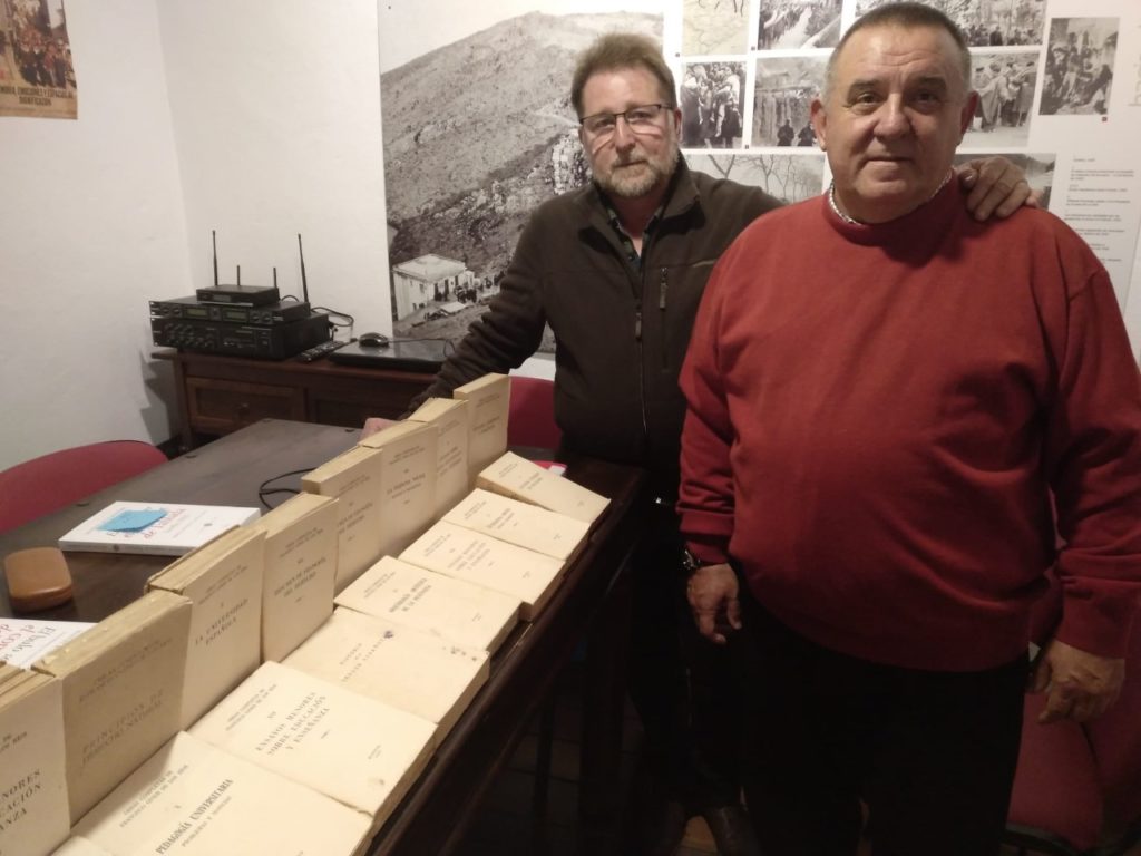 El investigador Benito Trujillano, con el presidente del Foro por la Memoria del Campo de Gibraltar, Andrés Rebolledo, junto a los libros donados.