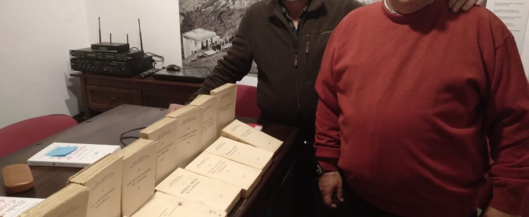 El investigador Benito Trujillano, con el presidente del Foro por la Memoria del Campo de Gibraltar, Andrés Rebolledo, junto a los libros donados.