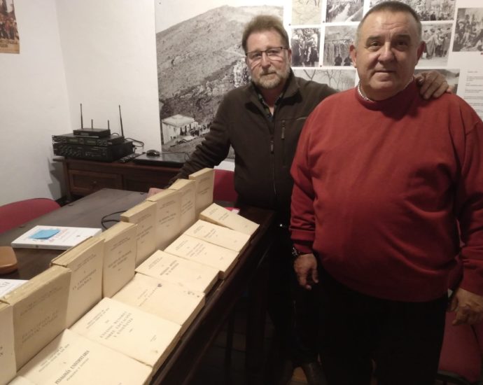 El investigador Benito Trujillano, con el presidente del Foro por la Memoria del Campo de Gibraltar, Andrés Rebolledo, junto a los libros donados.