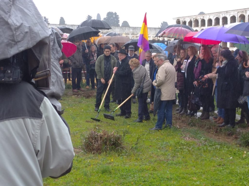 Ceremonia simbólica del inicio de la exhumación de la fosa común de Pico Reja, en el cementerio San Fernando de Sevilla.