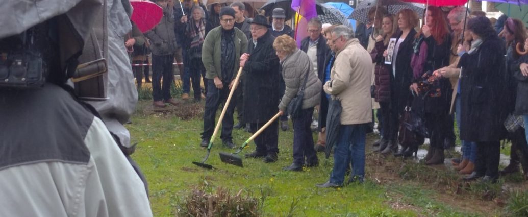 Ceremonia simbólica del inicio de la exhumación de la fosa común de Pico Reja, en el cementerio San Fernando de Sevilla.