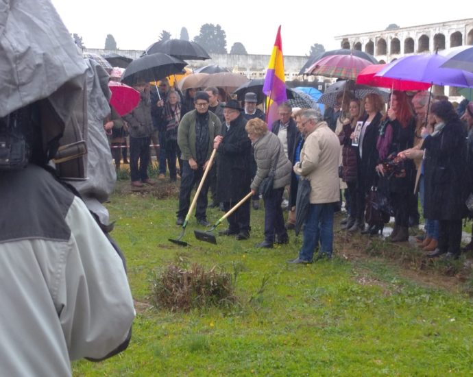 Ceremonia simbólica del inicio de la exhumación de la fosa común de Pico Reja, en el cementerio San Fernando de Sevilla.