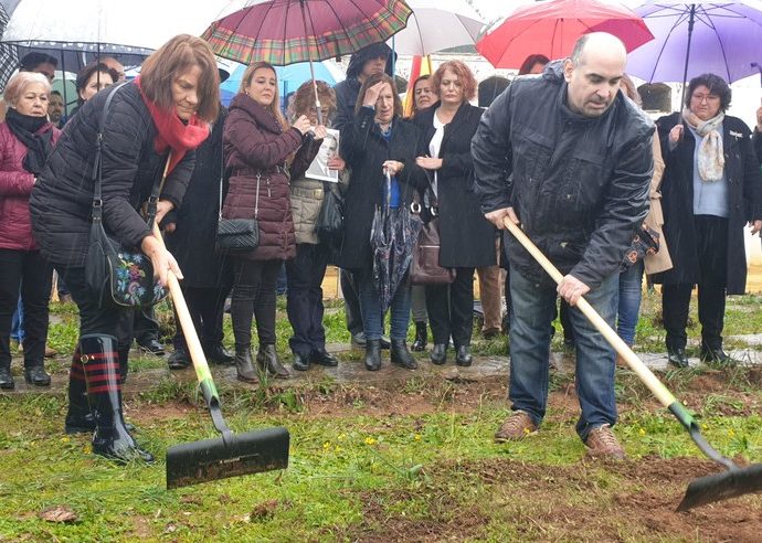 Familiares de las víctimas, en el acto simbólico de inicio de la exhumación.