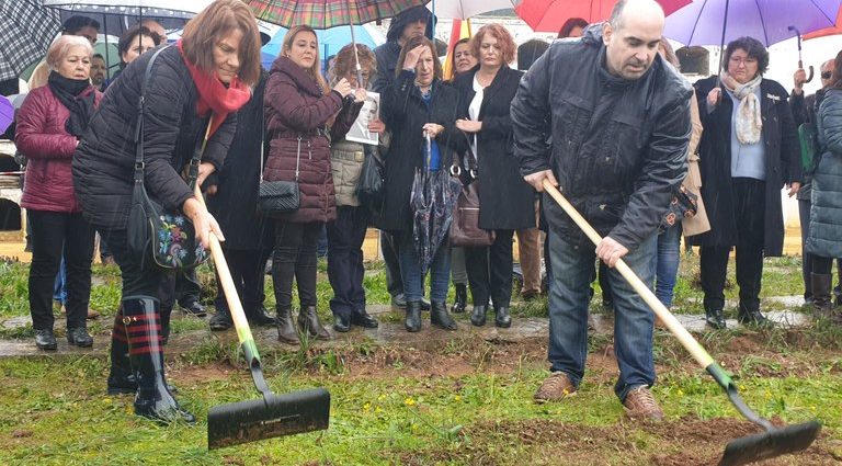 Familiares de las víctimas, en el acto simbólico de inicio de la exhumación.