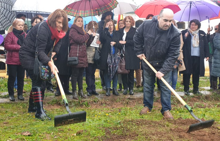 Familiares de las víctimas, en el acto simbólico de inicio de la exhumación.