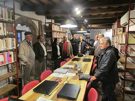 La delegación de visitantes de Gibraltar, en la biblioteca de la Casa de la Memoria.