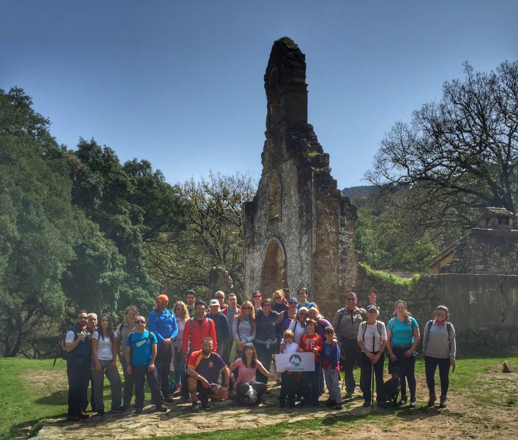 Participantes en la visita guiada, en la Sauceda.