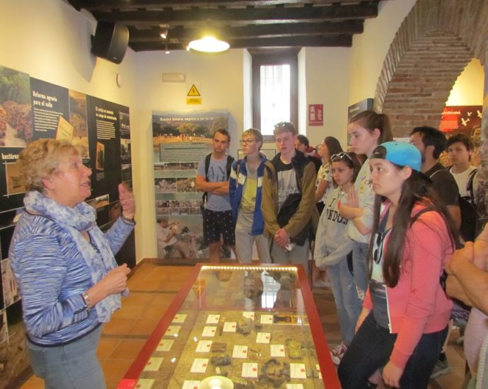 Debbie Eade explica los contenidos de la exposición permanente de la Casa de la Memoria a los estudiantes belgas.