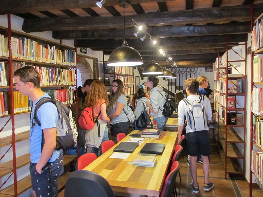 Los alumnos belgas, en la biblioteca de la Casa de la Memoria.