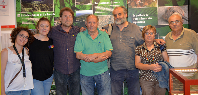 Las autoras del documental, con representantes del Foro por la Memoria del Campo de Gibraltar.