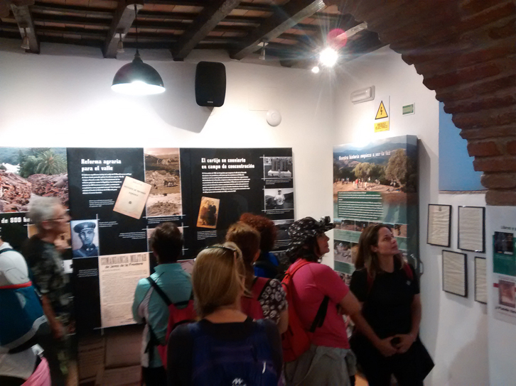 Senderistas, en la exposición permanente de la Casa de la Memoria.