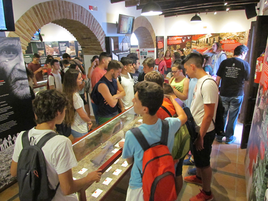 Los estudiantes, en la exposición permanente de la Casa de la Memoria.