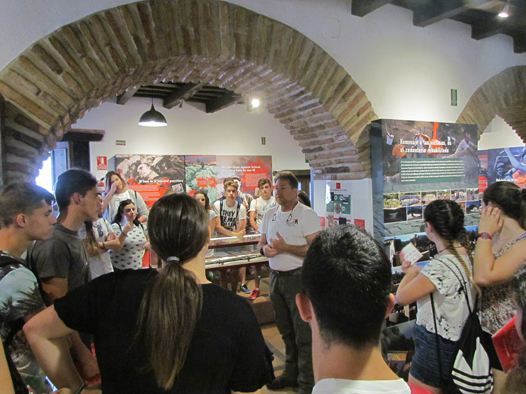 El presidente del Foro, Andrés Rebolledo, explica a los estudiantes las características de la Casa de la Memoria.