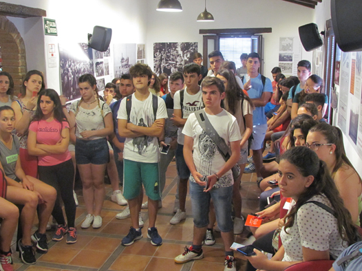 Los estudiantes, en la sala de la exposición sobre el exilio.