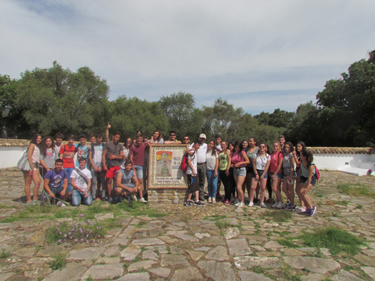 Participantes en la visita guiada, en el cementerio rehabilitado de la Sauceda.