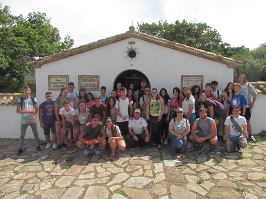 Los participantes en la visita guiada, ante el panteón de la dignidad del cementerio rehabilitado de la Sauceda.