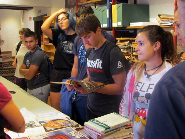 Los estudiantes alemanes, en la biblioteca de la Casa de la Memoria.