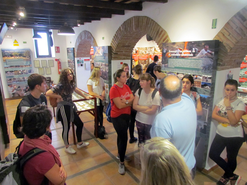 Los estudiantes alemanes, en la sala de exposición permanente de la Casa de la Memoria.