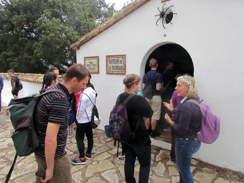 La expedición del instituto alemán, en el pabellón de la dignidad del cementerio rehabilitado de la Sauceda.