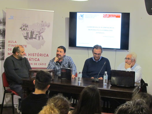 El historiador José Manuel Algarbani, con el alcalde, Pascual Collado; el técnico de Diputación Santiago Moreno y el representante del Foro, Juan Moriche.