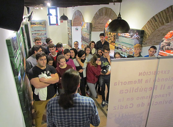 El historiador Santiago Moreno explica a los alumnos contenidos de la exposición.