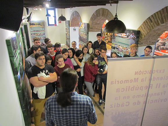 El historiador Santiago Moreno explica a los alumnos contenidos de la exposición.