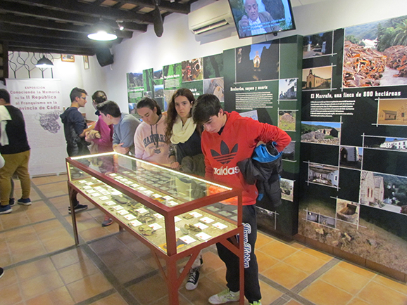 Visita de los alumnos a la exposición en la Casa de la Memoria.