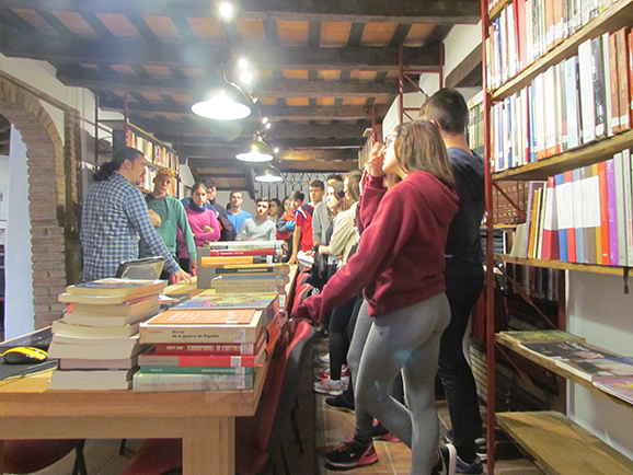 Los alumnos atienden la explicación de Santiago Moreno en la biblioteca de la Casa de la Memoria.