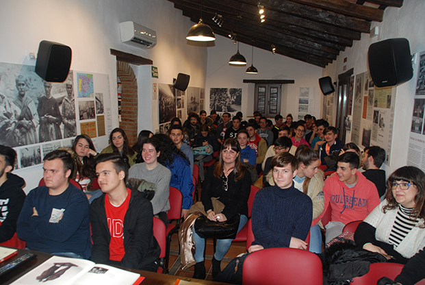 Los estudiantes, en el salón de actos de la Casa de la Memoria.