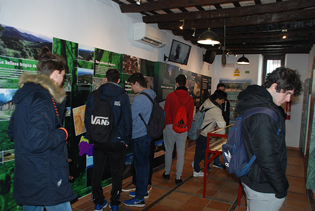 Los visitantes, en la exposición permanente de la Casa de la Memoria.