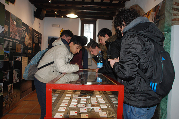 Los visitantes, en la exposición permanente de la Casa de la Memoria.