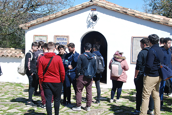 Los participantes en la visita guiada, ente el panteón de la dignidad del cementerio rehabilitado de la Sauceda.