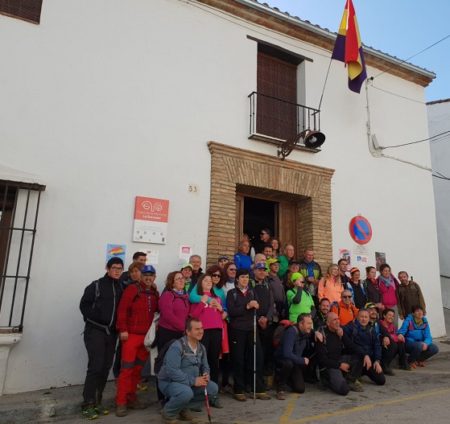 Miembros del Club Senderismo Tres Caminos de Ubrique, a las puertas de la Casa de la Memoria.