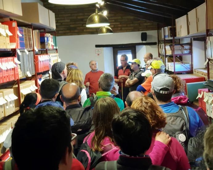 Los senderistas de Ubrique atienden las explicaciones del historiador Fernando Sígler en el archivo de la Casa de la Memoria.