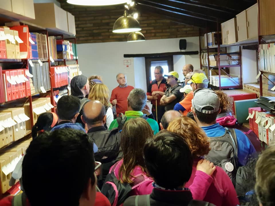 Los senderistas de Ubrique atienden las explicaciones del historiador Fernando Sígler en el archivo de la Casa de la Memoria.