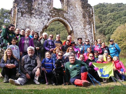 Los senderistas malagueños, en el antiguo poblado de la Sauceda.