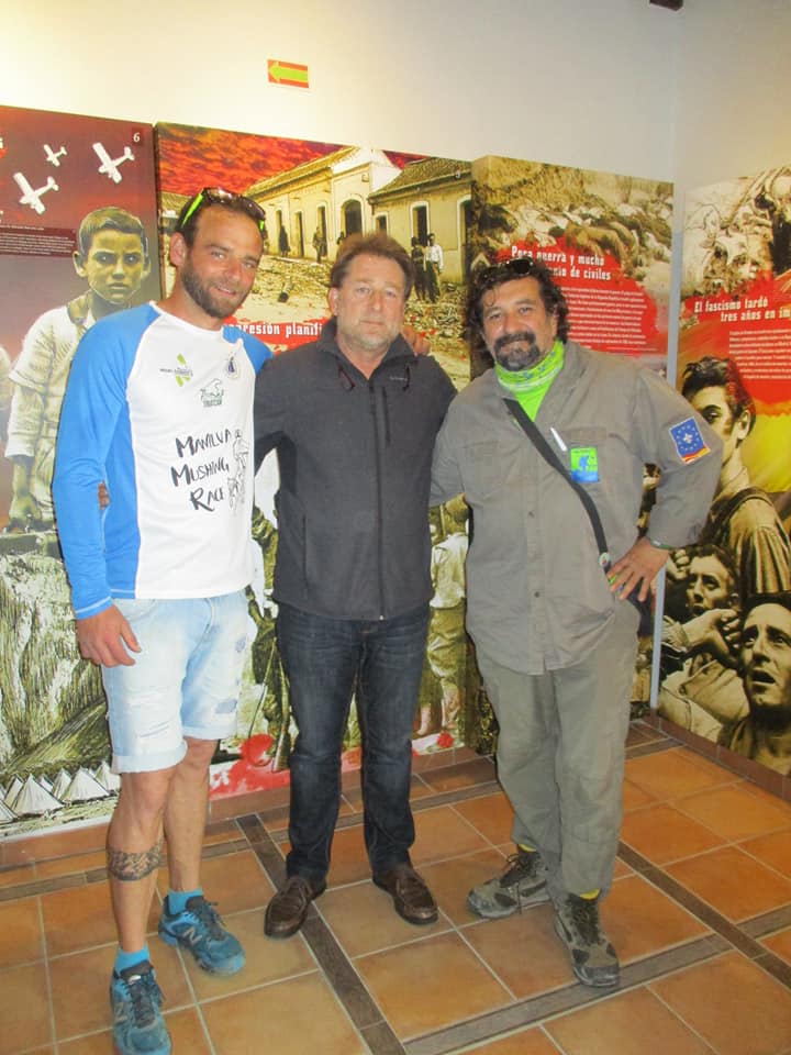 Representantes de la Asociación Amigos de las Rutitas, con Andrés Rebolledo, en la Casa de la Memoria.