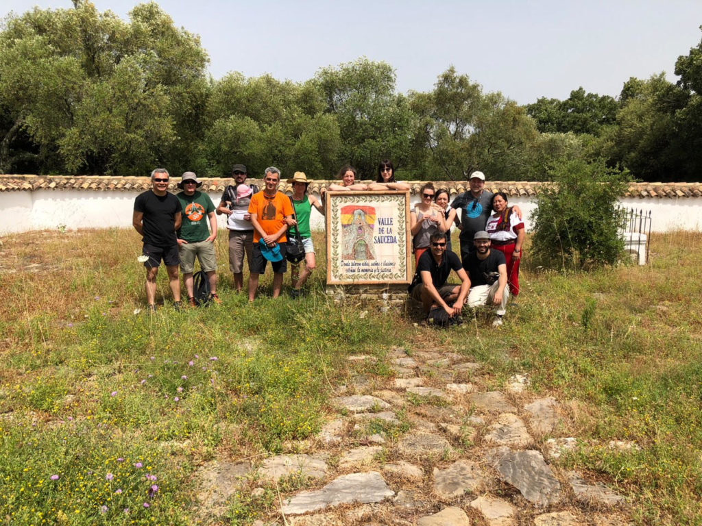 Participantes en el Encuentro de Memorias en Red, en el cementerio rehabilitado de la Sauceda.