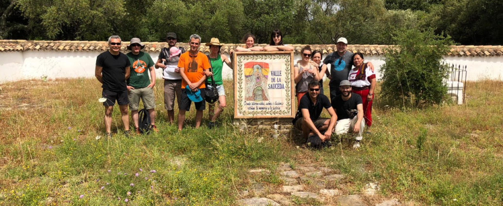 Participantes en el Encuentro de Memorias en Red, en el cementerio rehabilitado de la Sacueda.