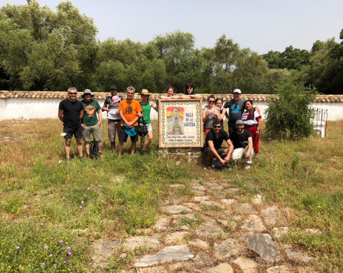 Participantes en el Encuentro de Memorias en Red, en el cementerio rehabilitado de la Sacueda.