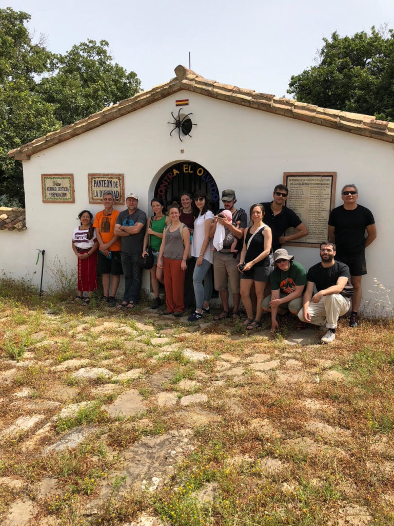 Participantes en el Encuentro de Memorias en Red, ante el panteón de la dignidad del cementerio rehabilitado de la Sauceda.