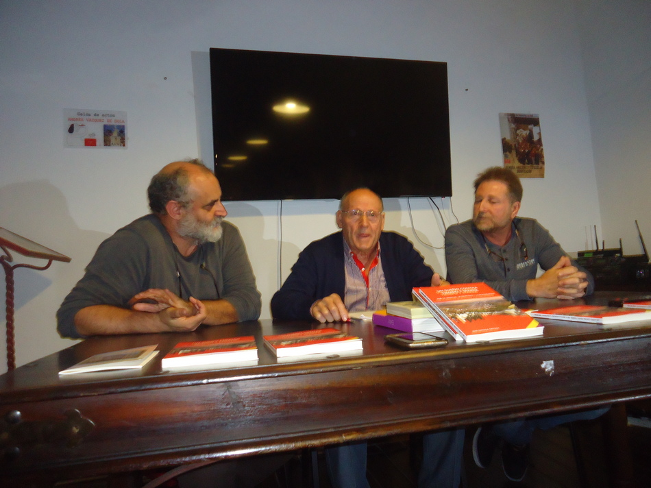 José Ortega, entre Andrés Rebolledo y Juan León Moriche.