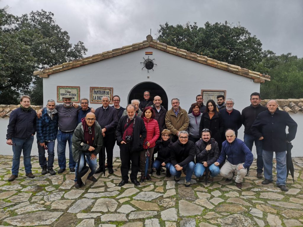 Participantes en el encuentro de historiadores, ante el panteón de la dignidad del cementerio rehabilitado de la Sauceda.