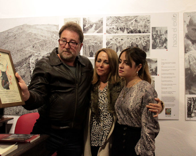 Andrés Rebolledo entrega un cuadro de recuerdo y homenaje a Carlos Perales, que recogen su viuda, Fini Gutiérrez, y su hija Irene.