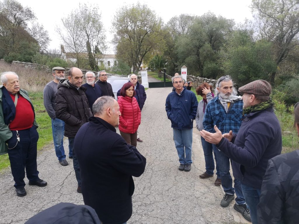 Participantes en el encuentro de historiadores, en la entrada de la finca del Marrufo.