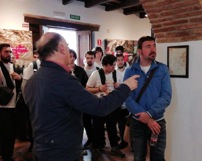 Participantes en la visita guiada.