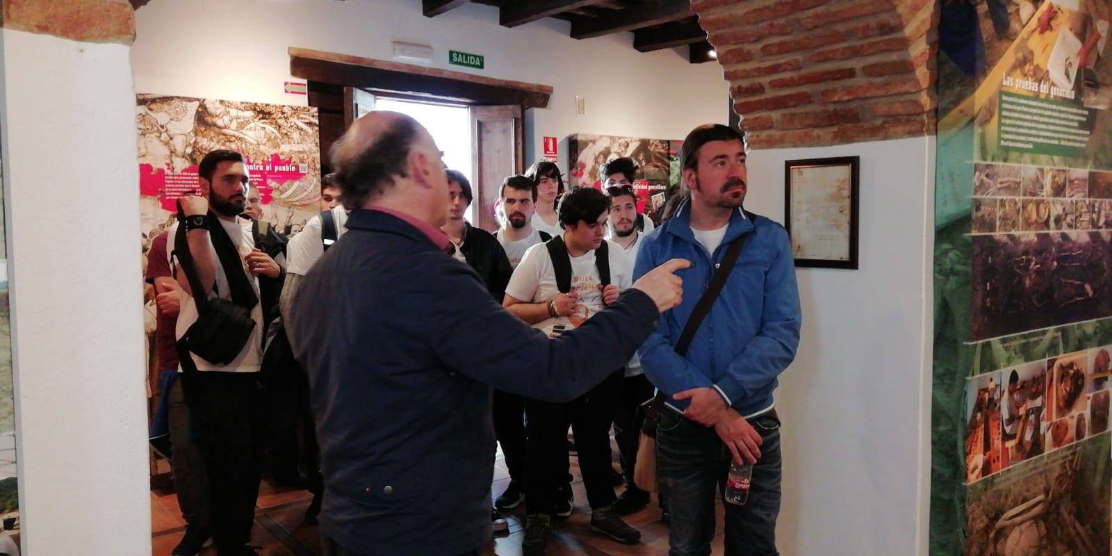 Participantes en la visita guiada.