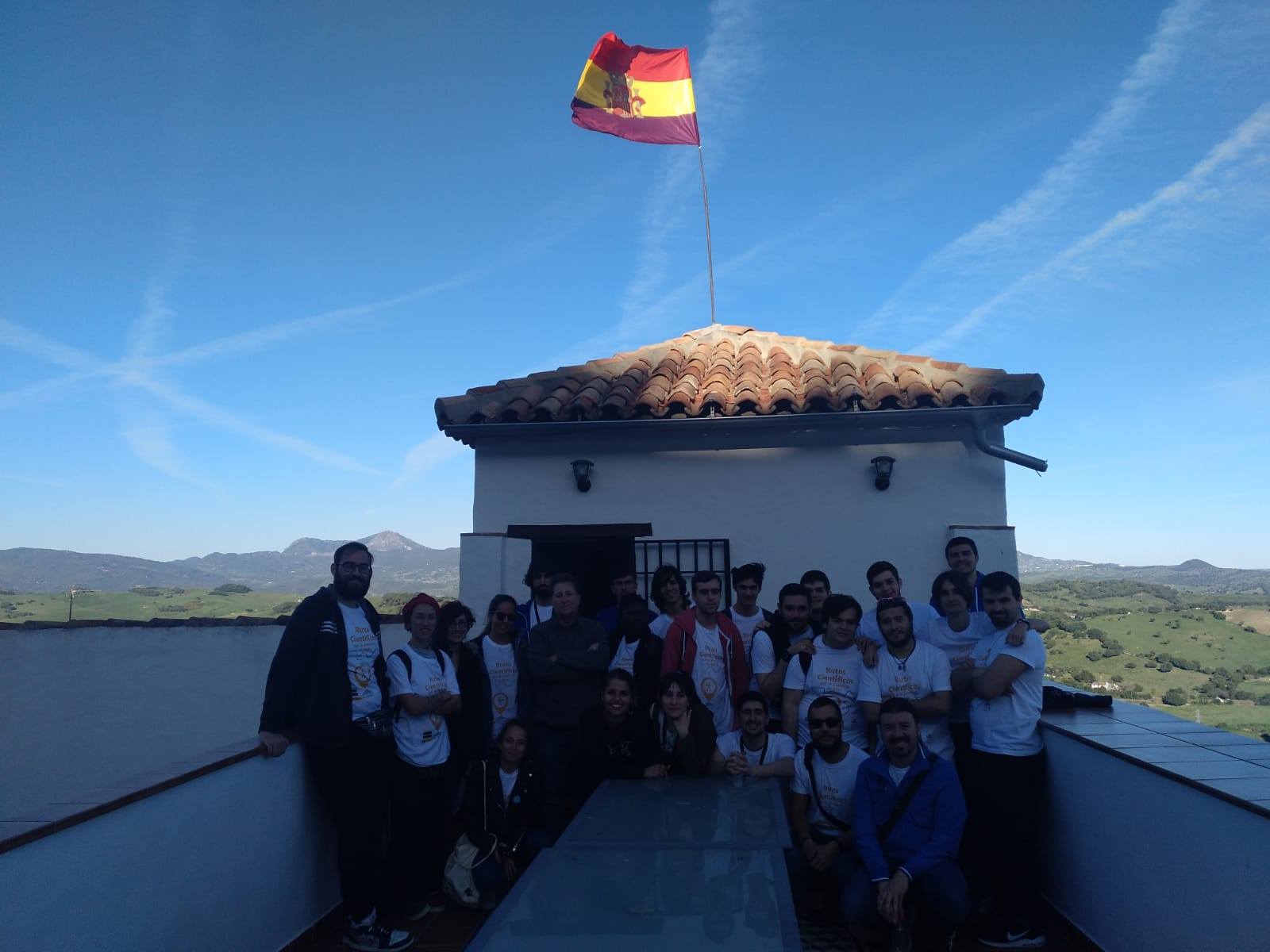 Participantes en la visita guiada posan en la azotea de la Casa de la Memoria.